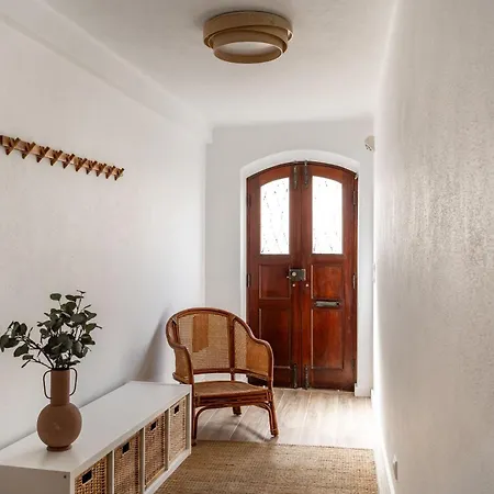 Дом отдыха Townhouse - 3 Bedroom House In Center Сесимбра