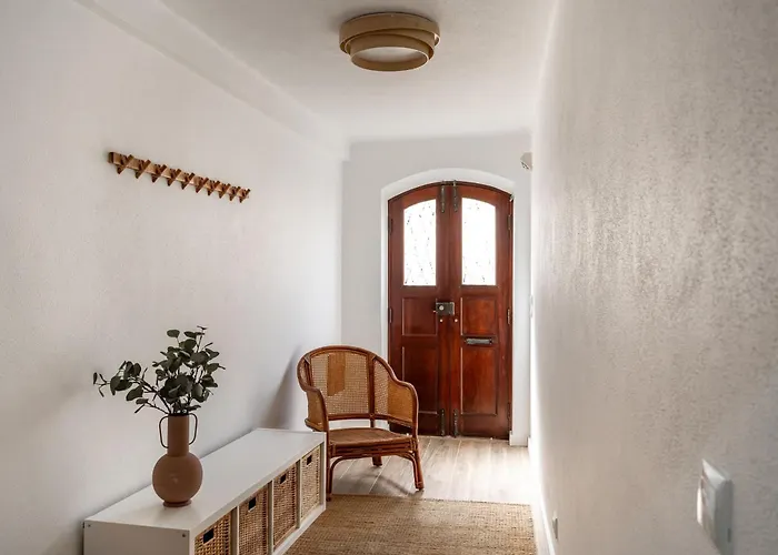 Дом отдыха Townhouse - 3 Bedroom House In Center Сесимбра