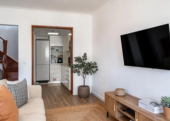 Townhouse - 3 Bedroom House In Center Сесимбра