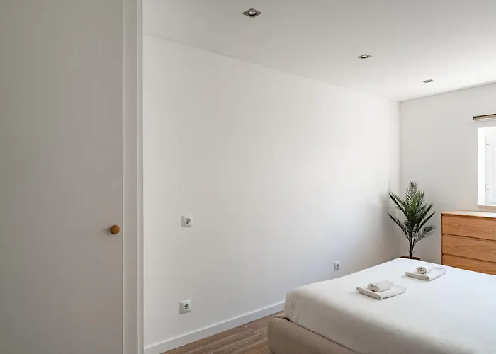 Дом отдыха Townhouse - 3 Bedroom House In Center Сесимбра