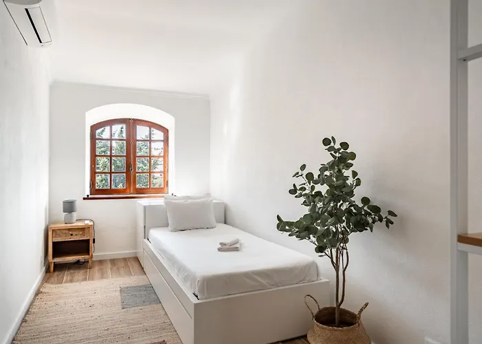 Дом отдыха Townhouse - 3 Bedroom House In Center Сесимбра