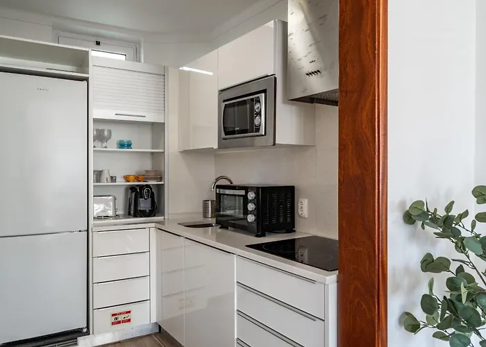 Townhouse - 3 Bedroom House In Center *