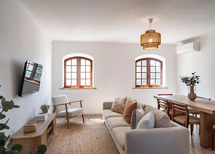 Townhouse - 3 Bedroom House In Center Сесимбра